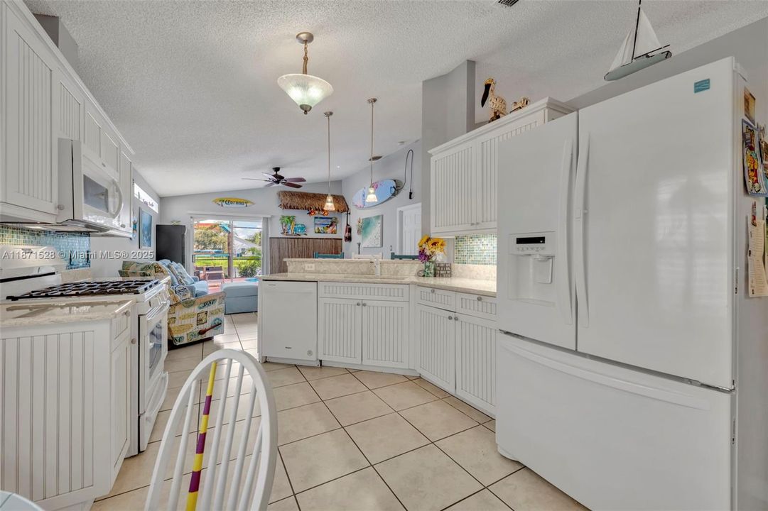 На продажу: $459,000 (4 спален, 2 ванн, 1942 Квадратных фут)