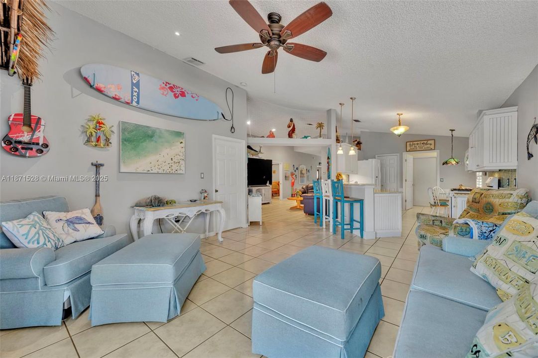 На продажу: $459,000 (4 спален, 2 ванн, 1942 Квадратных фут)