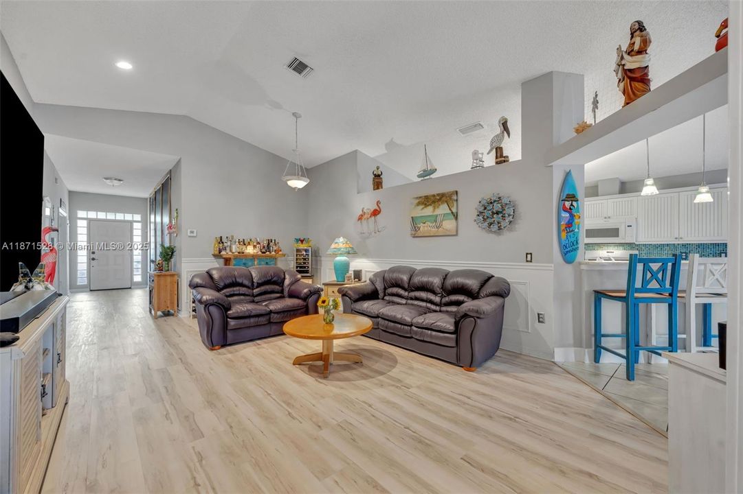 На продажу: $459,000 (4 спален, 2 ванн, 1942 Квадратных фут)