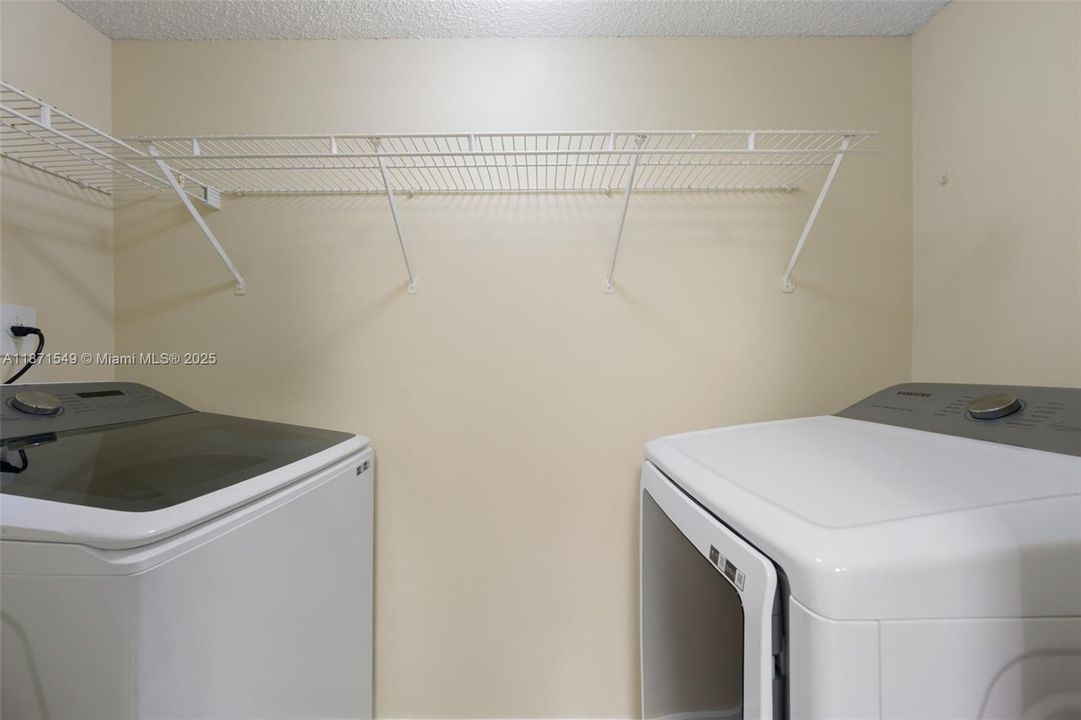 合同活跃: $2,500 (2 贝兹, 2 浴室, 1060 平方英尺)