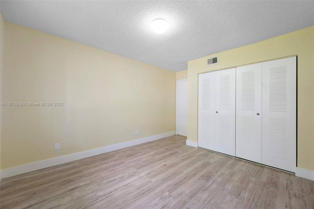 合同活跃: $2,500 (2 贝兹, 2 浴室, 1060 平方英尺)