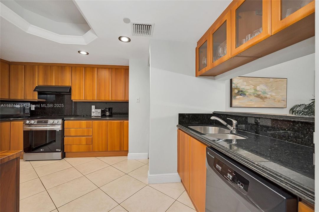 For Sale: $895,000 (2 beds, 2 baths, 1260 Square Feet)