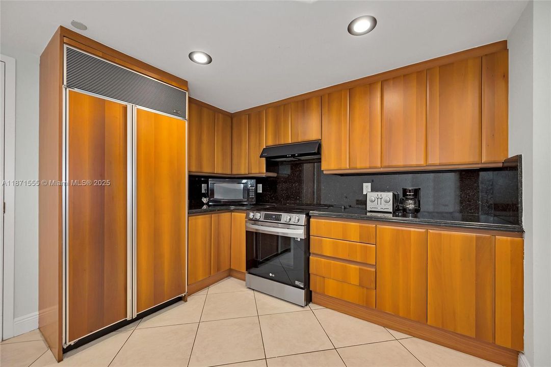 For Sale: $895,000 (2 beds, 2 baths, 1260 Square Feet)