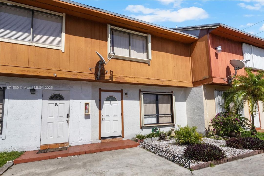 Active With Contract: $295,000 (2 beds, 2 baths, 1150 Square Feet)