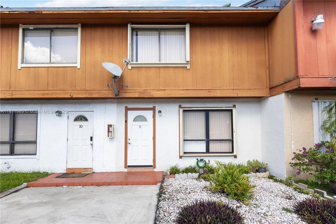 Active With Contract: $295,000 (2 beds, 2 baths, 1150 Square Feet)