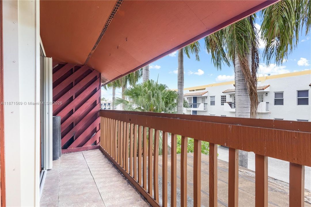 Active With Contract: $295,000 (2 beds, 2 baths, 1150 Square Feet)