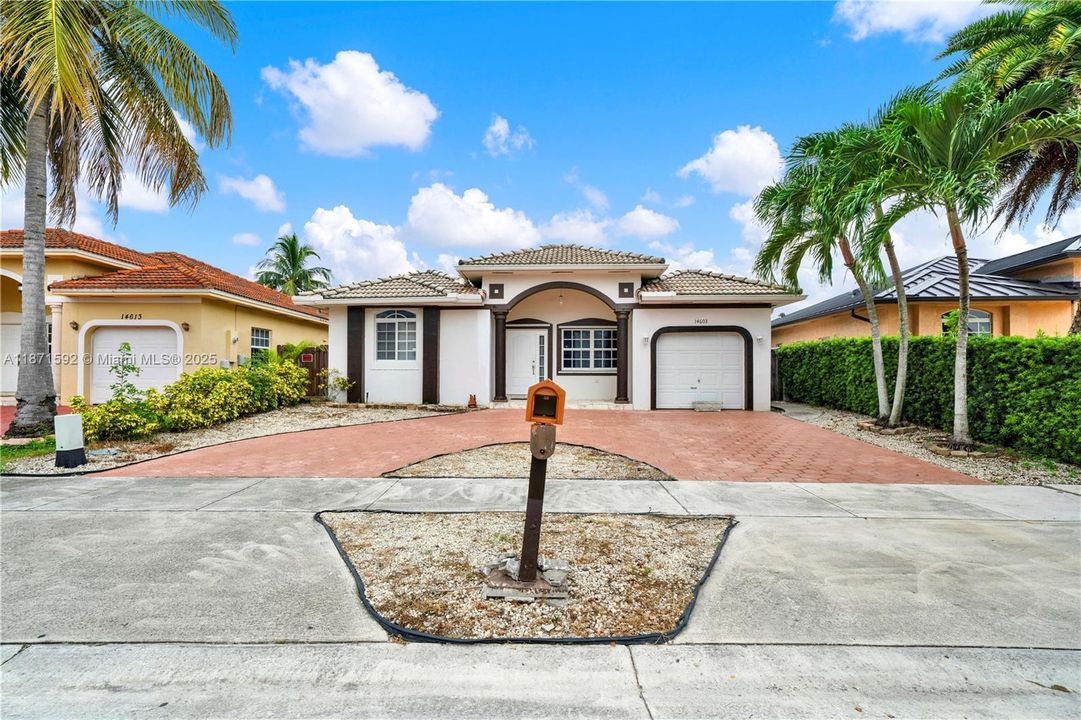 Под контрактом: $625,000 (4 спален, 2 ванн, 1486 Квадратных фут)