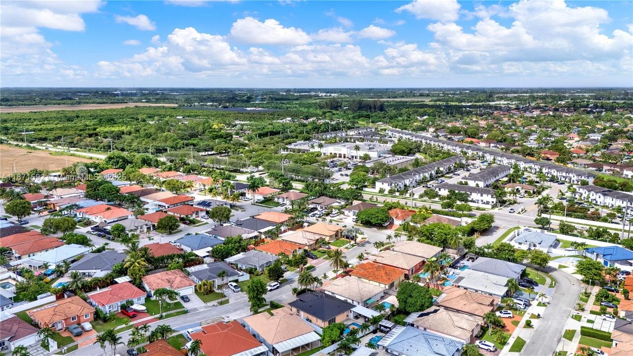 Под контрактом: $625,000 (4 спален, 2 ванн, 1486 Квадратных фут)