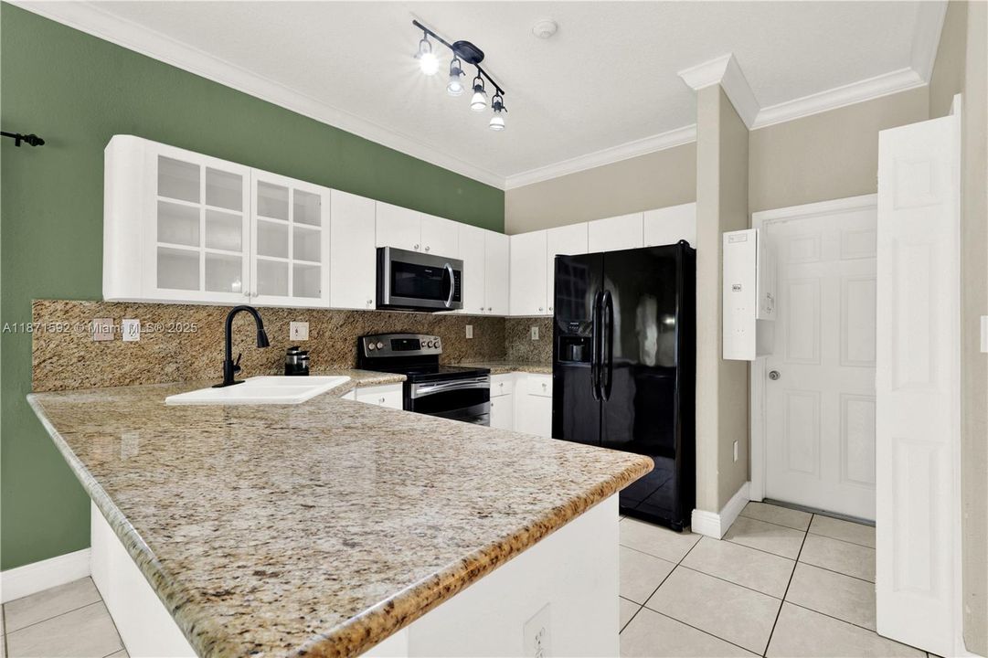 Под контрактом: $625,000 (4 спален, 2 ванн, 1486 Квадратных фут)