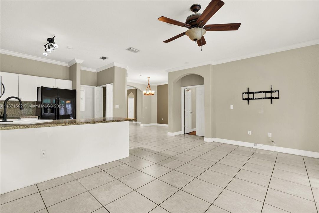 Под контрактом: $625,000 (4 спален, 2 ванн, 1486 Квадратных фут)