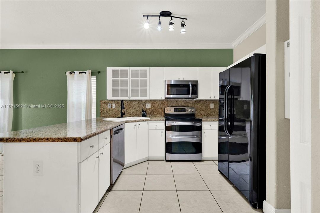 Под контрактом: $625,000 (4 спален, 2 ванн, 1486 Квадратных фут)