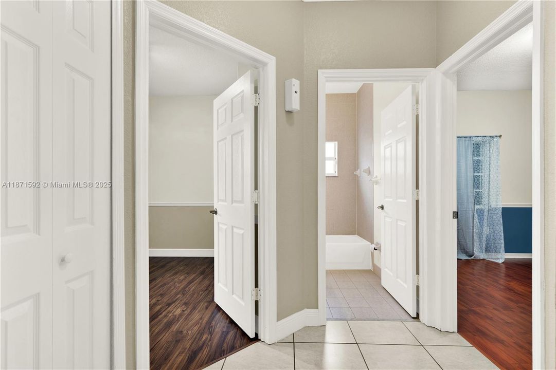 Под контрактом: $625,000 (4 спален, 2 ванн, 1486 Квадратных фут)