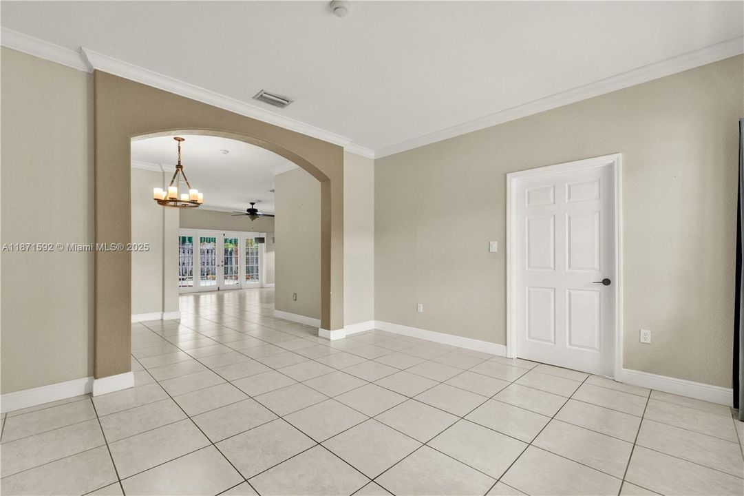 Под контрактом: $625,000 (4 спален, 2 ванн, 1486 Квадратных фут)