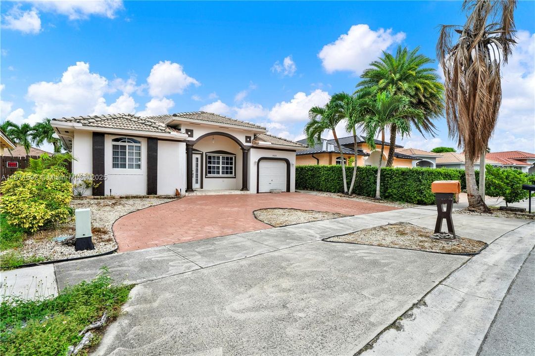 Под контрактом: $625,000 (4 спален, 2 ванн, 1486 Квадратных фут)