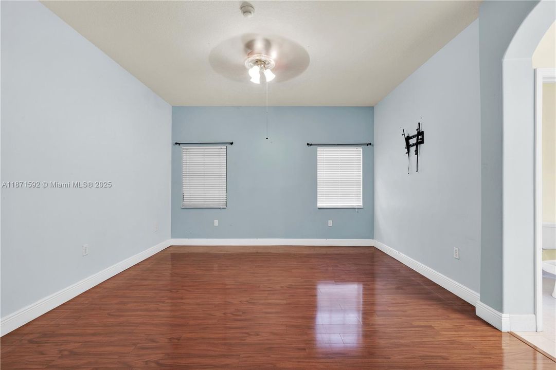 Под контрактом: $625,000 (4 спален, 2 ванн, 1486 Квадратных фут)