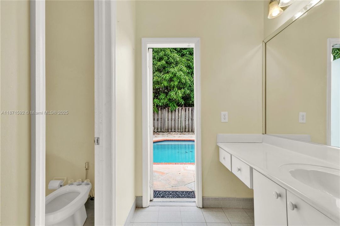 Под контрактом: $625,000 (4 спален, 2 ванн, 1486 Квадратных фут)