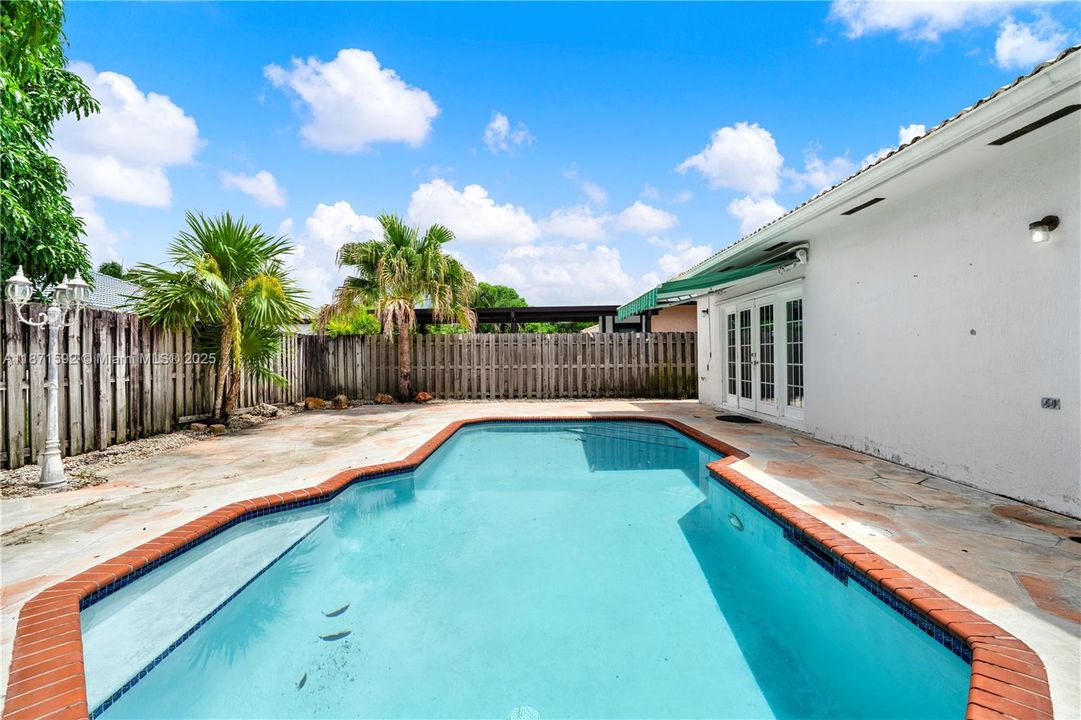 Под контрактом: $625,000 (4 спален, 2 ванн, 1486 Квадратных фут)