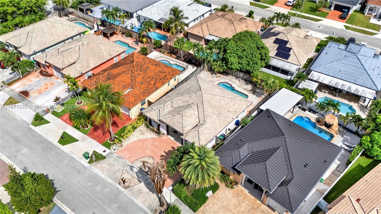 Под контрактом: $625,000 (4 спален, 2 ванн, 1486 Квадратных фут)