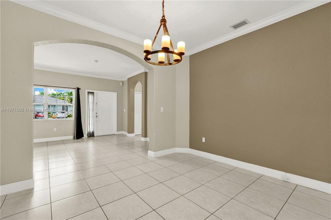 Под контрактом: $625,000 (4 спален, 2 ванн, 1486 Квадратных фут)