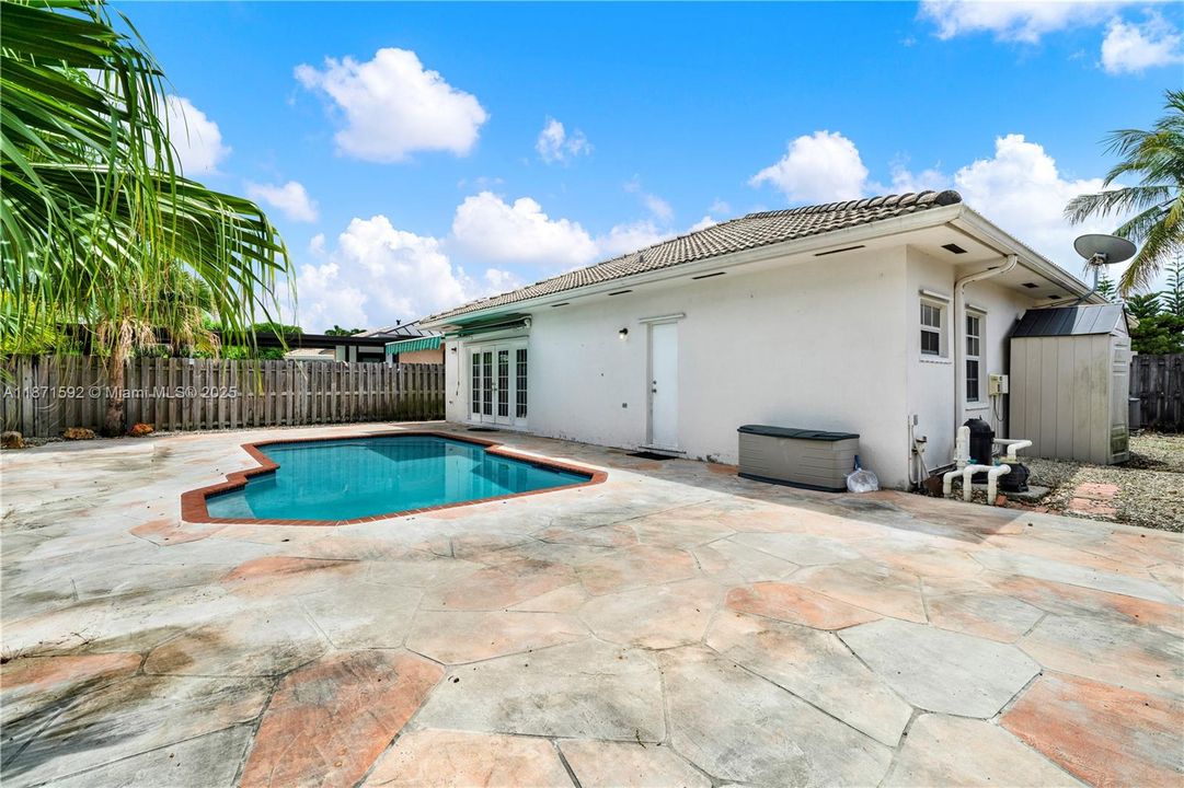 Под контрактом: $625,000 (4 спален, 2 ванн, 1486 Квадратных фут)