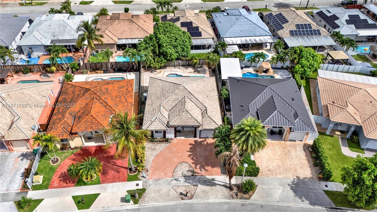 Под контрактом: $625,000 (4 спален, 2 ванн, 1486 Квадратных фут)