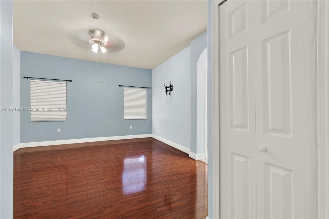 Под контрактом: $625,000 (4 спален, 2 ванн, 1486 Квадратных фут)