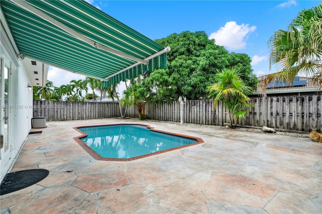 Под контрактом: $625,000 (4 спален, 2 ванн, 1486 Квадратных фут)