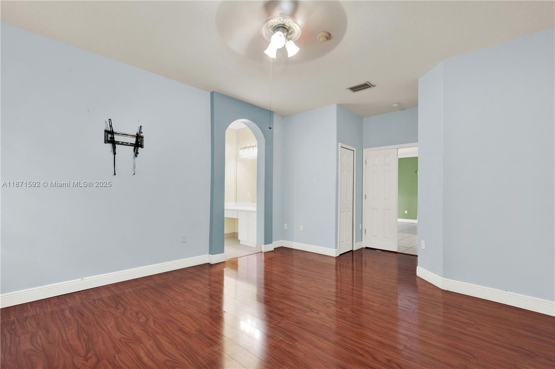 Под контрактом: $625,000 (4 спален, 2 ванн, 1486 Квадратных фут)