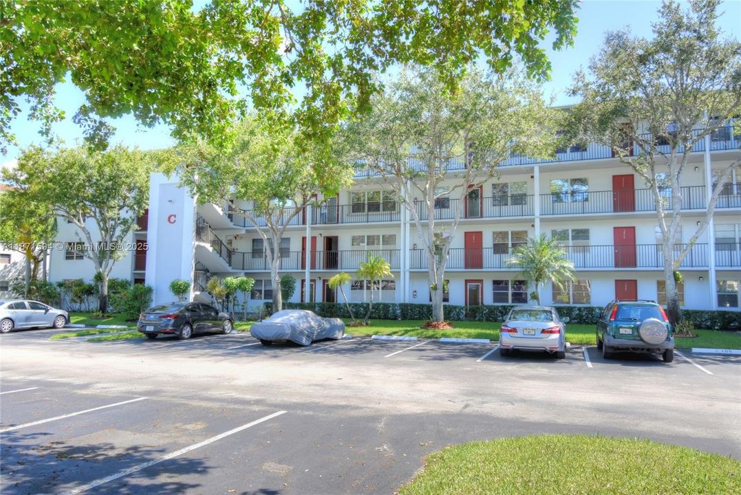 На продажу: $215,000 (2 спален, 2 ванн, 933 Квадратных фут)