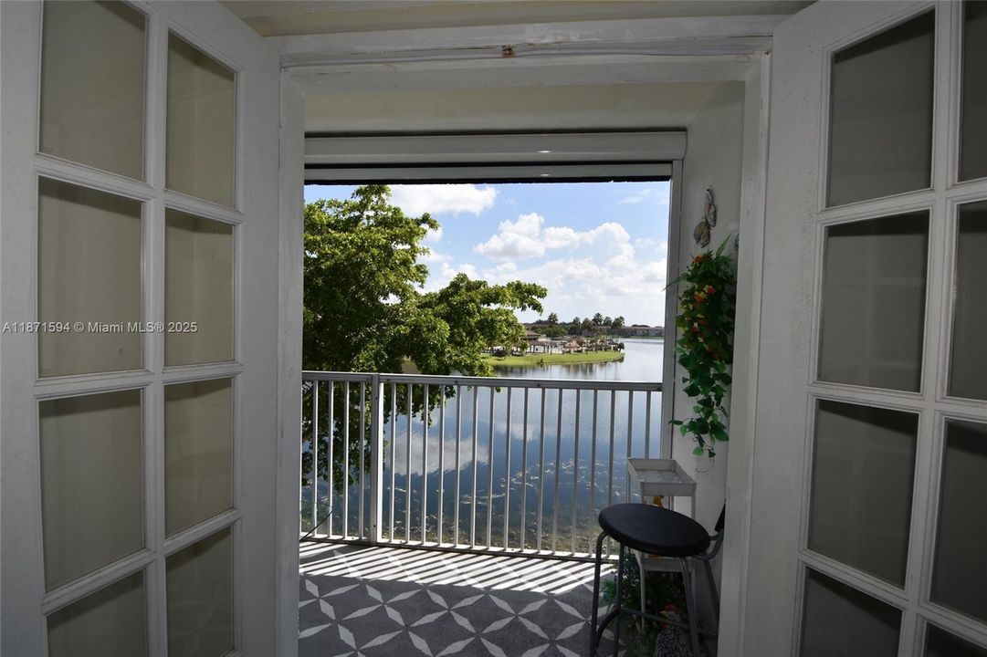 На продажу: $215,000 (2 спален, 2 ванн, 933 Квадратных фут)