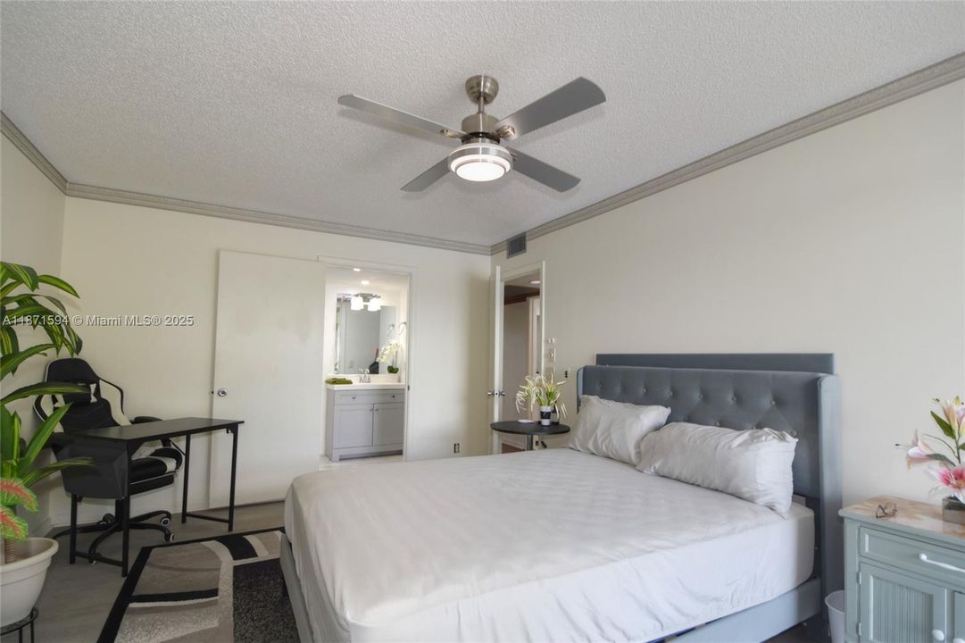 На продажу: $215,000 (2 спален, 2 ванн, 933 Квадратных фут)