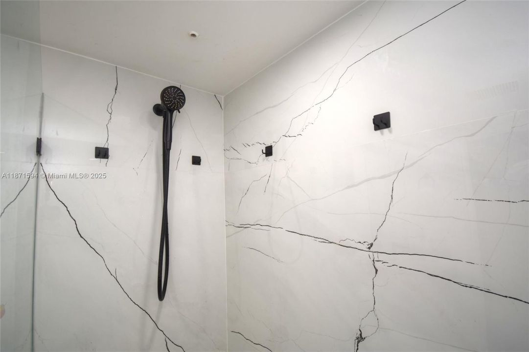 На продажу: $215,000 (2 спален, 2 ванн, 933 Квадратных фут)