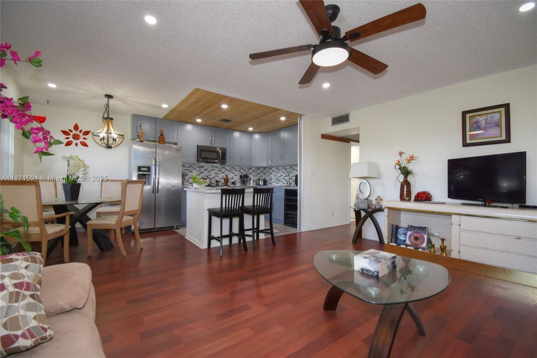 На продажу: $215,000 (2 спален, 2 ванн, 933 Квадратных фут)