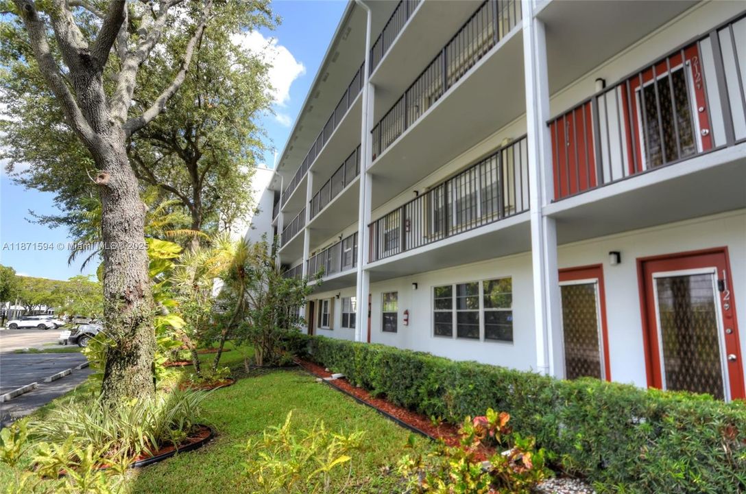 На продажу: $215,000 (2 спален, 2 ванн, 933 Квадратных фут)