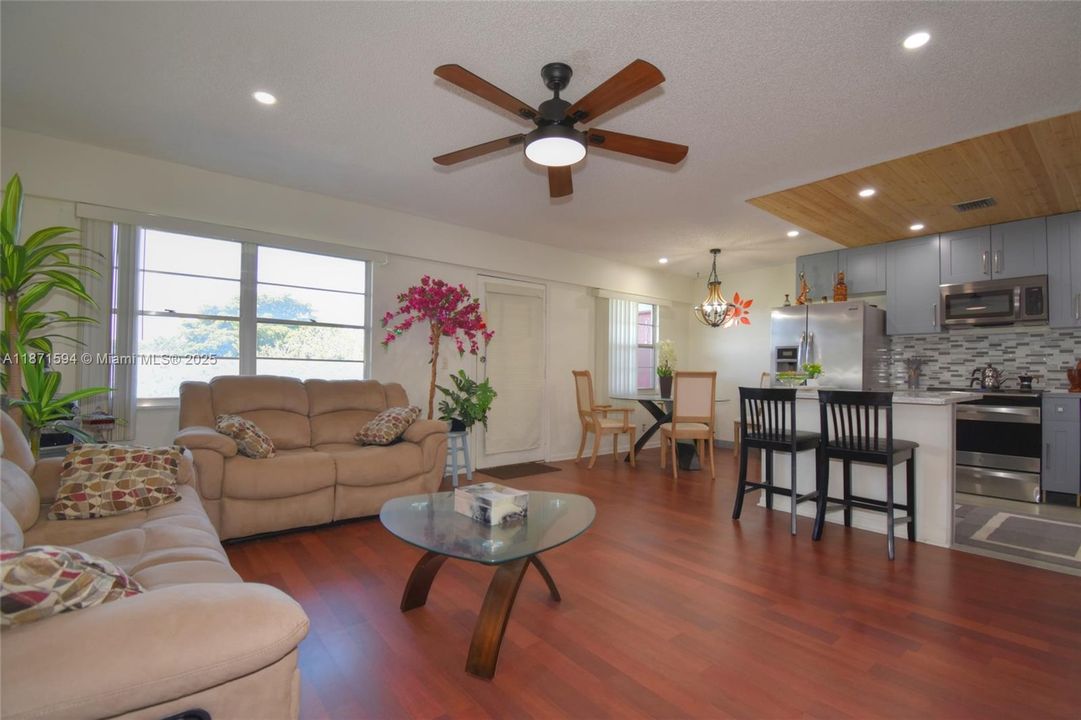 На продажу: $215,000 (2 спален, 2 ванн, 933 Квадратных фут)