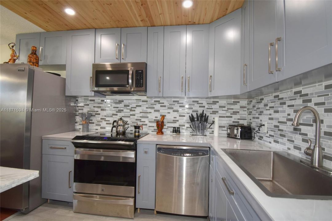 На продажу: $215,000 (2 спален, 2 ванн, 933 Квадратных фут)