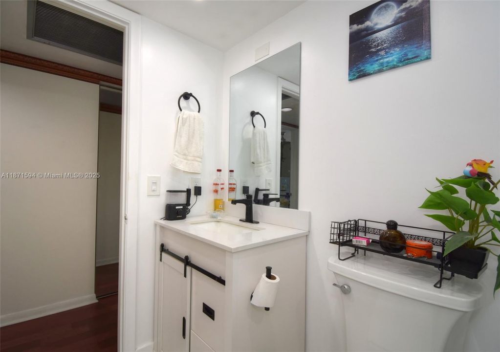 На продажу: $215,000 (2 спален, 2 ванн, 933 Квадратных фут)