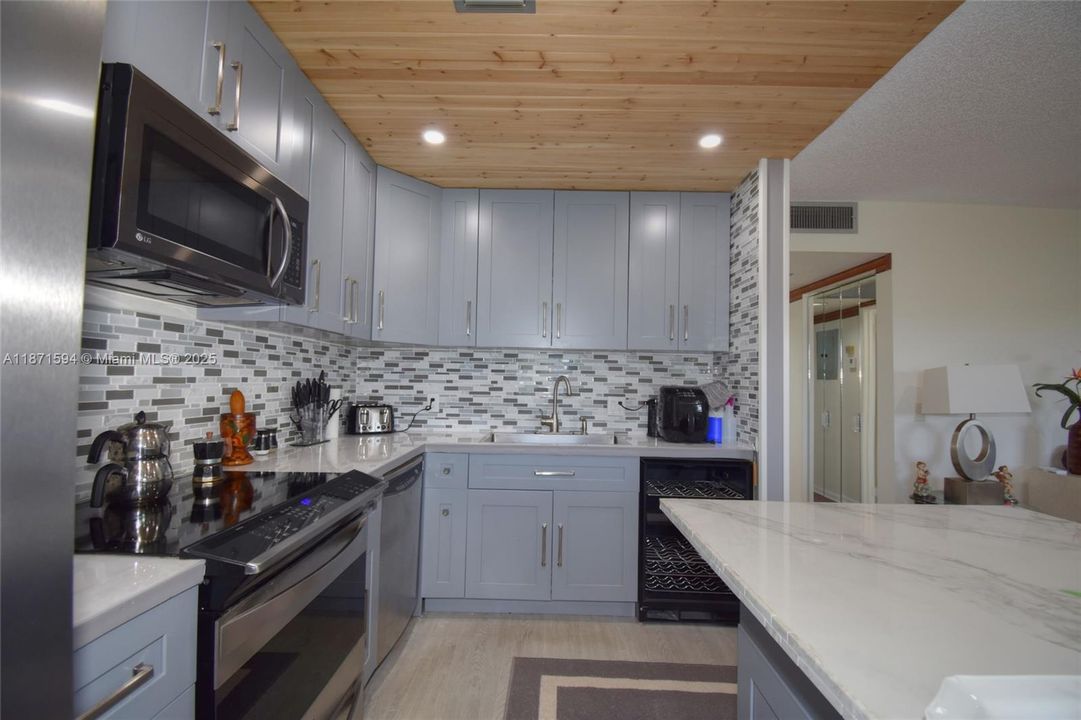 На продажу: $215,000 (2 спален, 2 ванн, 933 Квадратных фут)