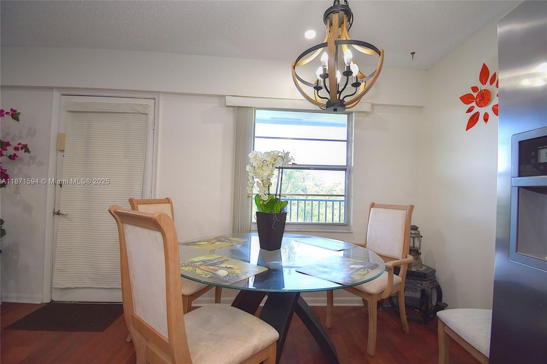 На продажу: $215,000 (2 спален, 2 ванн, 933 Квадратных фут)