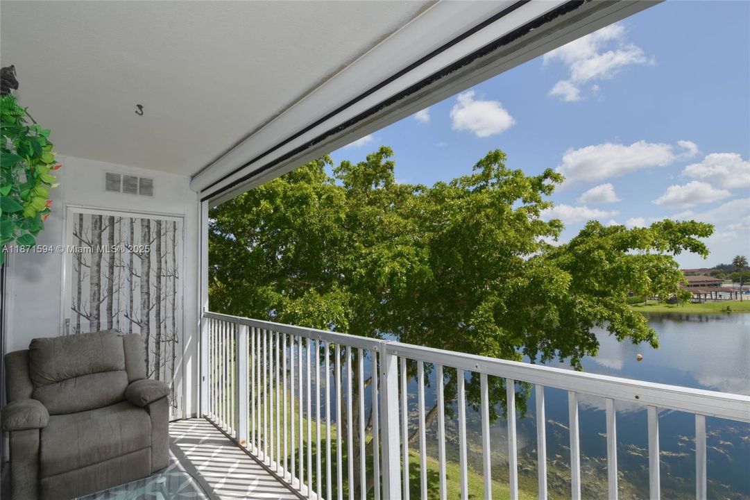 На продажу: $215,000 (2 спален, 2 ванн, 933 Квадратных фут)