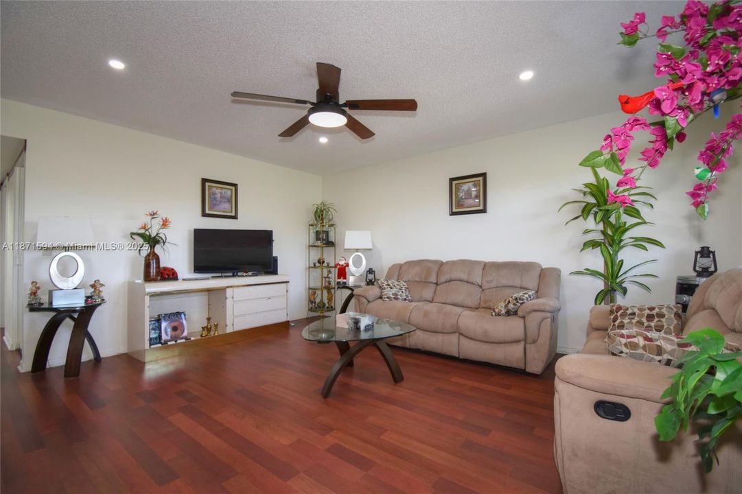 На продажу: $215,000 (2 спален, 2 ванн, 933 Квадратных фут)