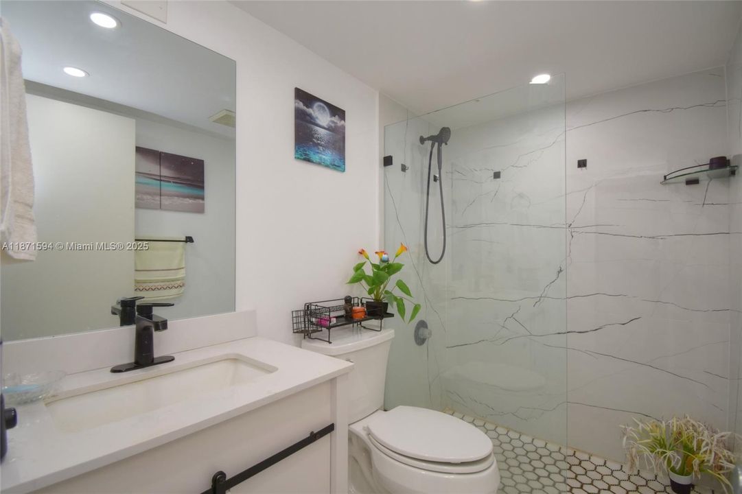 На продажу: $215,000 (2 спален, 2 ванн, 933 Квадратных фут)