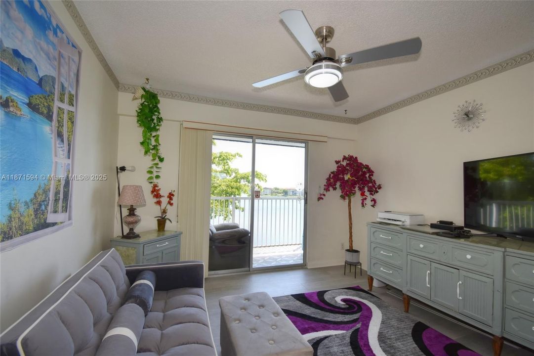 На продажу: $215,000 (2 спален, 2 ванн, 933 Квадратных фут)