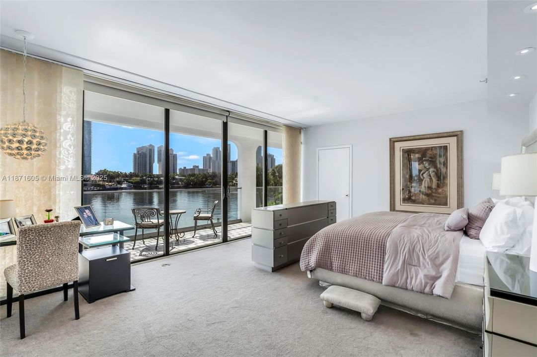 For Sale: $1,499,000 (2 beds, 2 baths, 2560 Square Feet)