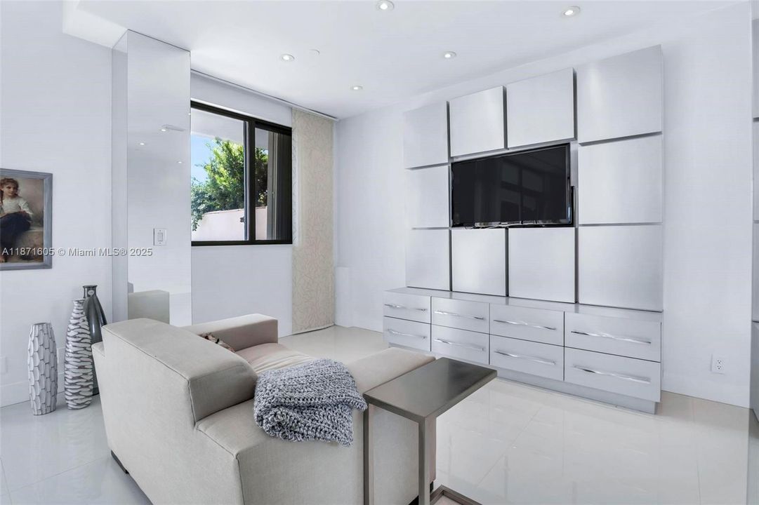 For Sale: $1,499,000 (2 beds, 2 baths, 2560 Square Feet)