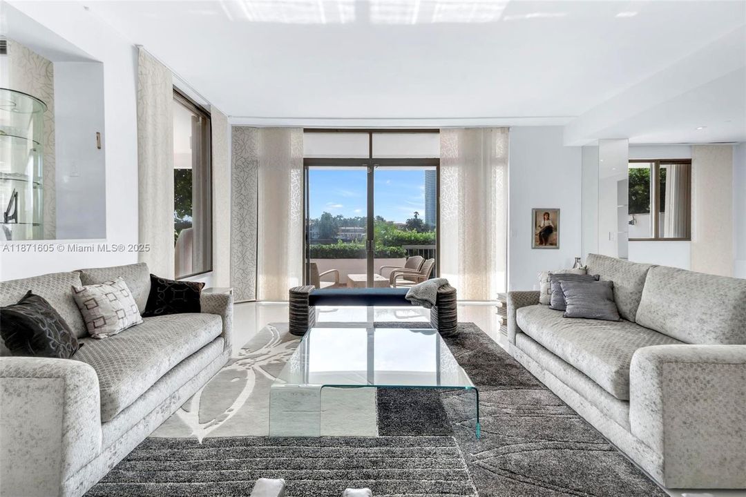 For Sale: $1,499,000 (2 beds, 2 baths, 2560 Square Feet)