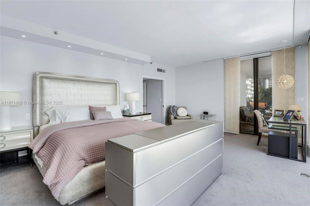 For Sale: $1,499,000 (2 beds, 2 baths, 2560 Square Feet)