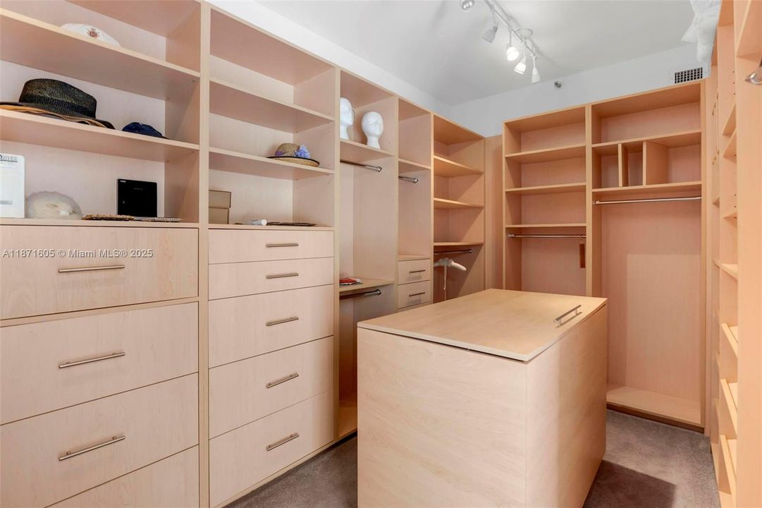 For Sale: $1,499,000 (2 beds, 2 baths, 2560 Square Feet)