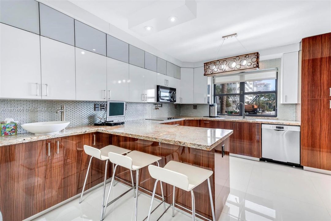 For Sale: $1,499,000 (2 beds, 2 baths, 2560 Square Feet)