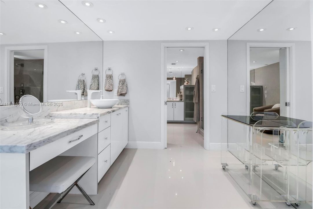 For Sale: $1,499,000 (2 beds, 2 baths, 2560 Square Feet)